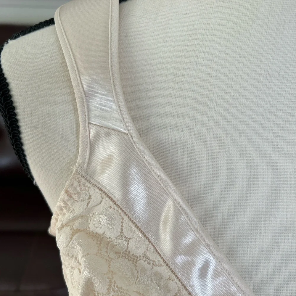 1980s Almond Satin Floral Look Lace Bow Detail Bra by Playtex-40C Never Worn - Picture 3 of 4